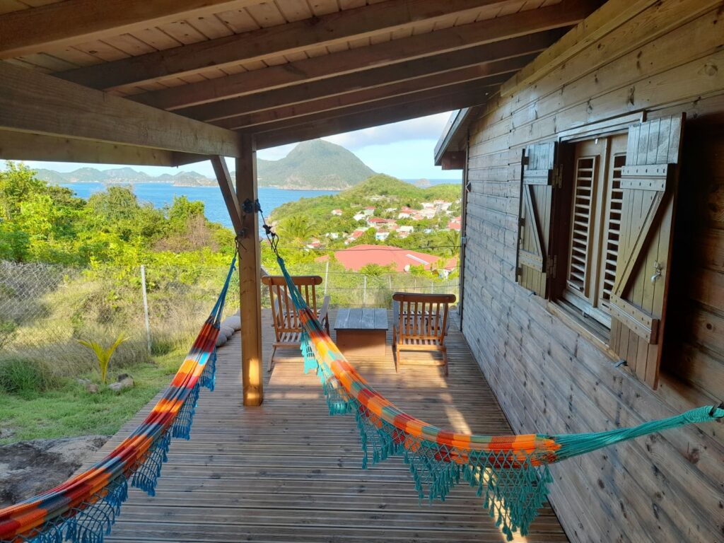 terrasse avec hamac et vue sur la baie des Saintes